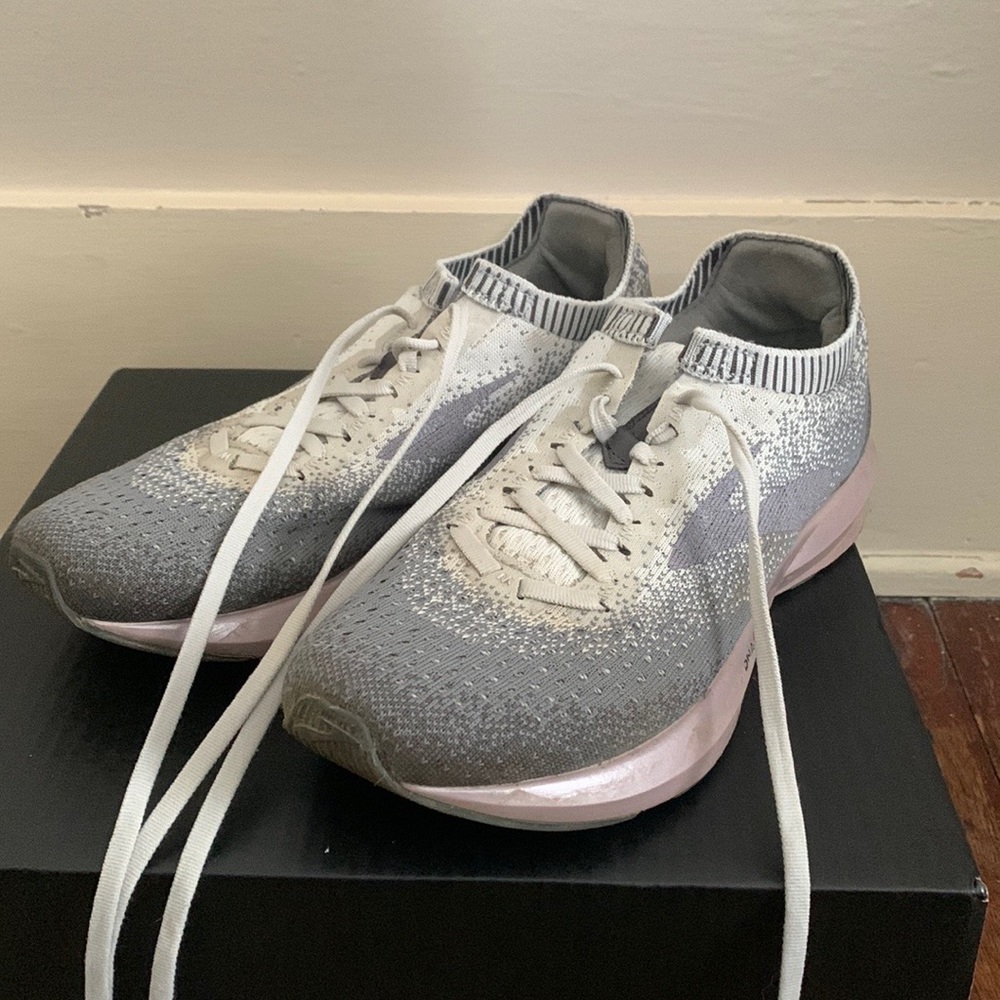 WOMENS BROOKS LEVITATE 2 SIZE 8.5